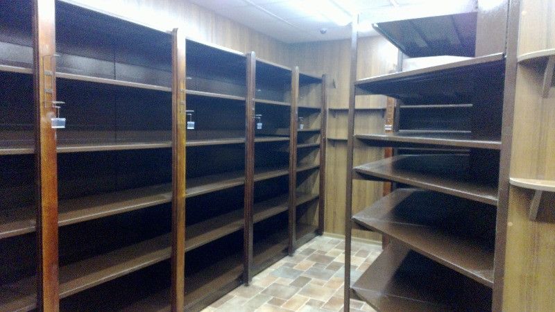 Винный стеллаж пристенный с декоративными накладками из массива