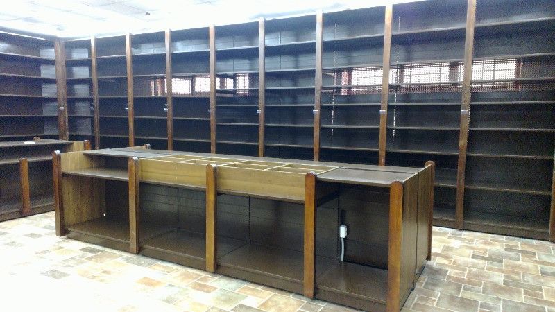 Винный стеллаж пристенный с декоративными накладками из массива